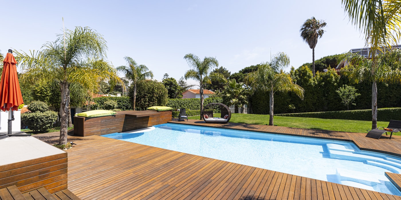 Terrasse en ipé au bord d'une piscine